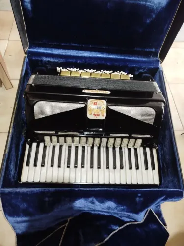Acordeon Nobre Italiano, 120 baixos 4/5 de voz, excelente sonoridade, R$ 13.000,00