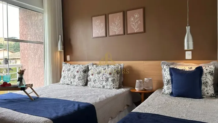 Flat de 40m2 no Village Aldeia das Águas - quarto, banheiro, sacada e garagem.