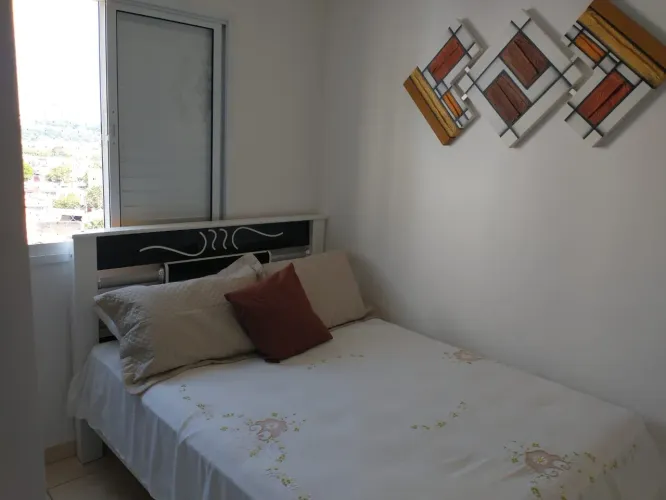 Cama de casal por apenas 300 reais, sem colchão.