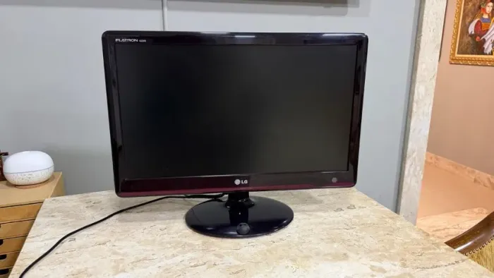 Monitor LG E2250 em ótimo estado