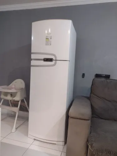 Geladeira Frost Free bem conservada e bem espaçosa!