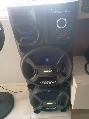Desapego...uma caixa de som amvox .2200w . muito boa a qualidade do som .valor 1.200 