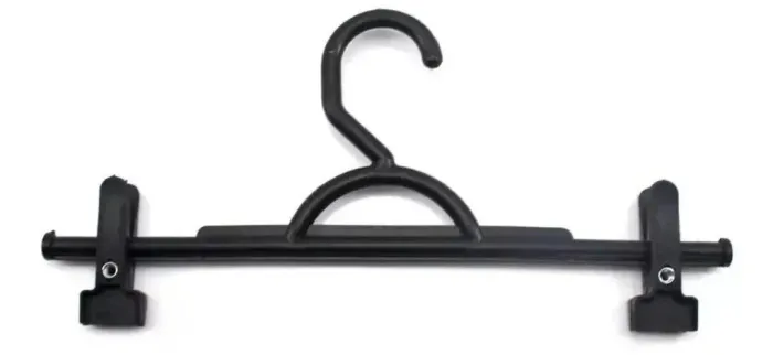 Kit com 100 cabides com presilhas