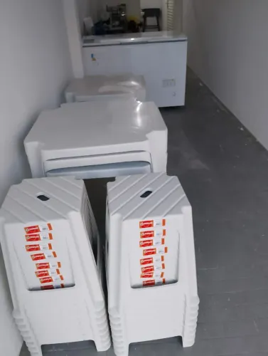 04 mesas com 04 banquetas na cor branca 