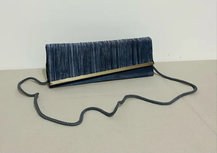 Bolsa Clutch Festa Azul Marinho Plissada Com Alça E Dourado