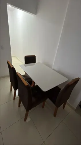 Mesa de jantar medindo 1m20.