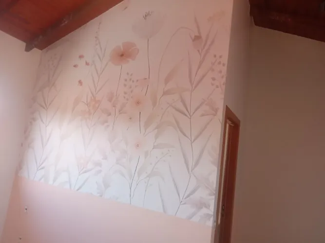 Aplico papel de parede,moldura,adesivo ,sanca sintética, tecido.aplicacao em geral.