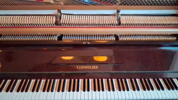 PIANO ESSENFELDER 1985 - Ótimo estado! Estava sendo utilizado em casa de jazz.