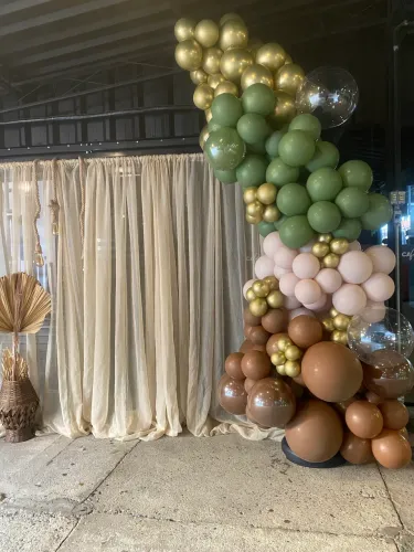 Arco de bexigas e balões de mesa decoração 