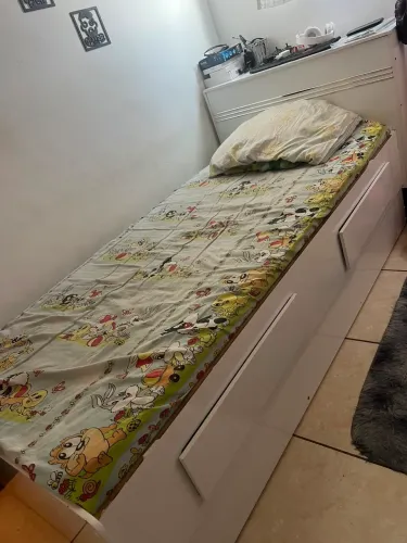 Vendo cama de solteiro 