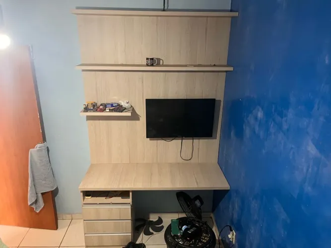 Painel com prateleiras, Escrivaninha e gavetas