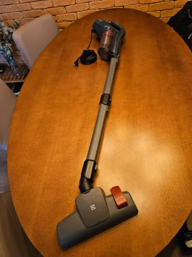 Aspirador de Pó Vertical Electrolux Cyclone Power PTE10 1000W - Seminovo Impecável!