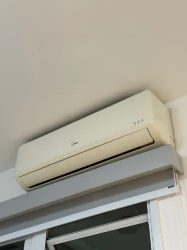 Vendo AR SPLIT MIDEA 12.000 BTUS com serpentina de alumínio . 