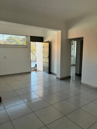 Aluga casa Comercial bem espaçosa e com varanda próximo a Igreja Dom Bosco.