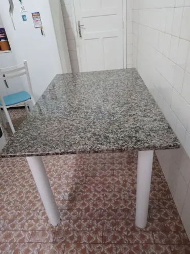 Mesa de granito com 3 cadeiras