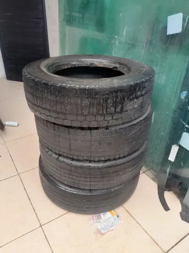 4 Pneus 215/75/17,5