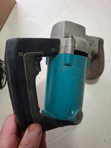 Tesoura elétrica MAKITA para chapas