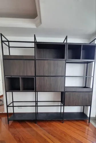 Estante grande estilo industrial com nichos 