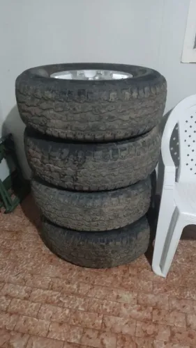 Venda de  pneus  aro 15 da Mitsubishi novos com roda e tudo 