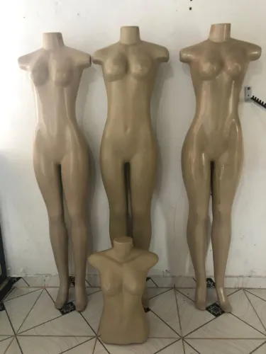 4 manequins