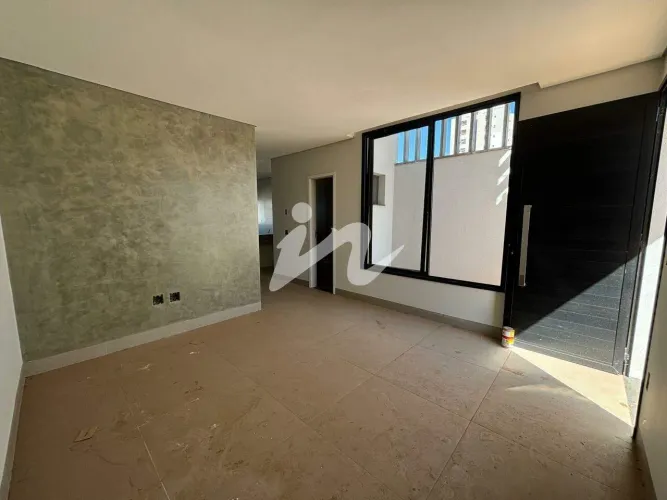 Sobrado à venda no Bairro Laranjeiras, Uberlândia/MG | 3 quartos (1 suíte) | 2 vagas