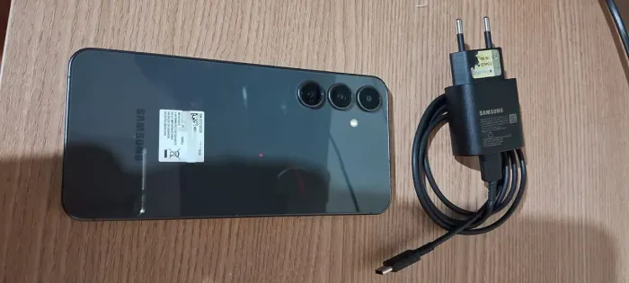  Samsung galáxia s24 FE, 2 meses de uso sem nenhum dano, com carregador original,.
