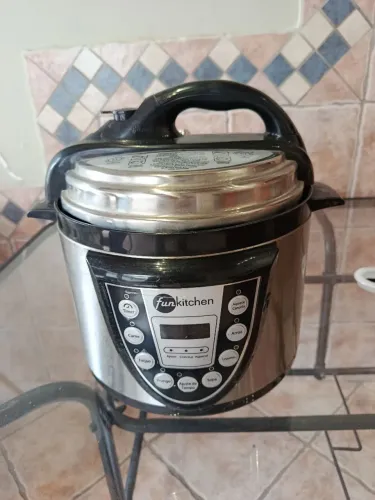 Panela de Pressão Elétrica Fun Kitchen 4L Inox Seminova