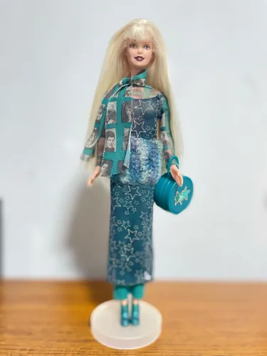 Esta é a boneca Barbie Hollywood Nails, lançada pela Mattel em 1999.