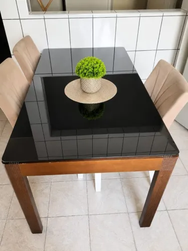 Mesa de jantar com tampo de vidro preto+3 cadeiras estofadas