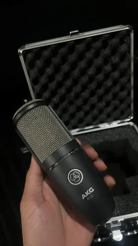 MICROFONE AKG P220 condensador
