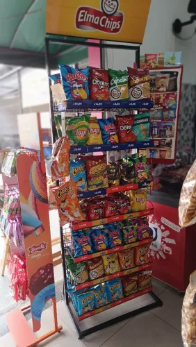 Mercadinho com açougue, padaria.