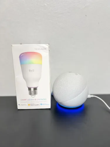 COMBO Alexa Echo Dot 4ª Geração + Lâmpada Inteligente Xiaomi Yeelight 1S Color