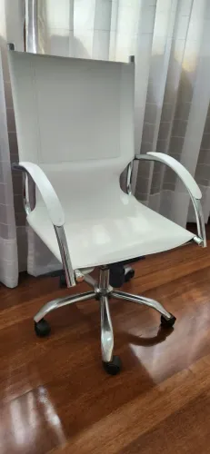 Cadeira giratória de couro reclinável