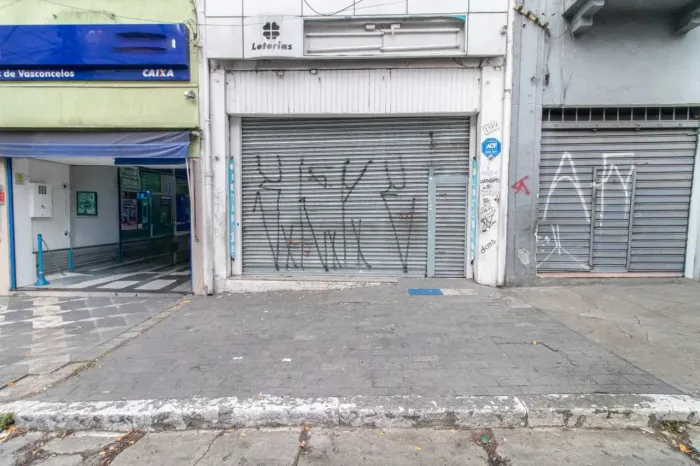 Loja na Avenida Lins de Vasconcelos, 199  180 m²
