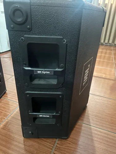 Caixas passivas profissionais JBL