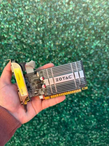 Placa de Vídeo Zotac GeForce G210 1GB DDR3 (No Estado / Ler Descrição)