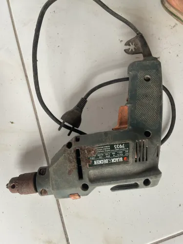furadeira da marca Black+Decker modelo 7933