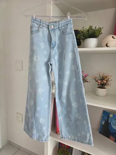 Calça jeans clara, com estampa de flores, 8 anos. 