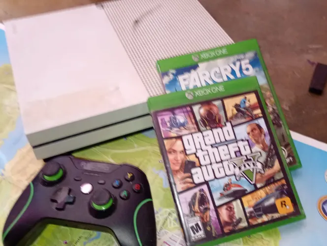 Xbox One S Com Cabos Originais, Acompanha dois jogos