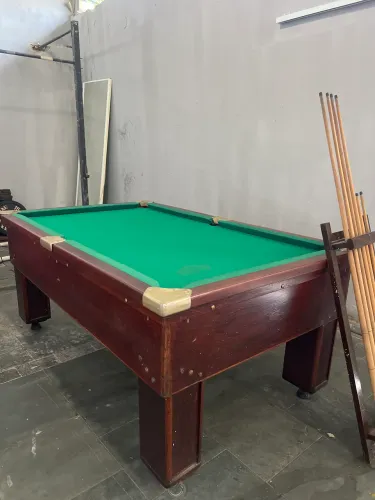 Sinuca profissional com pedra de ardósia em excelente estado