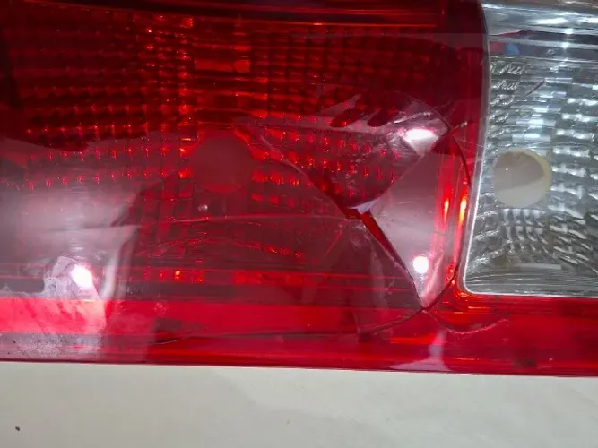 LANTERNA TRASEIRA DIREITA COM AVARIA (iveco 2008 a 2020)