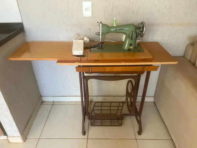 Máquina de Costura Antiga Elgin Verde Com Gabinete (Mecânica Funcionando)