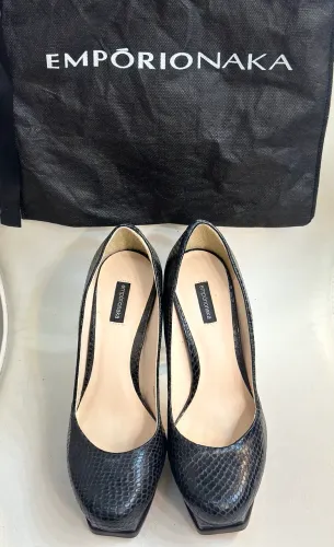 SAPATO LINDO COURO MODELO CHARLOTTE OLYMPIA SÉRIE GOSSIP GIRL