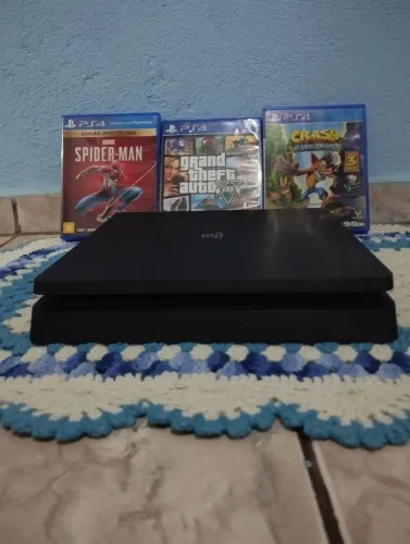 PS4 SLIM, USADO, TRÊS JOGOS INCLUSO