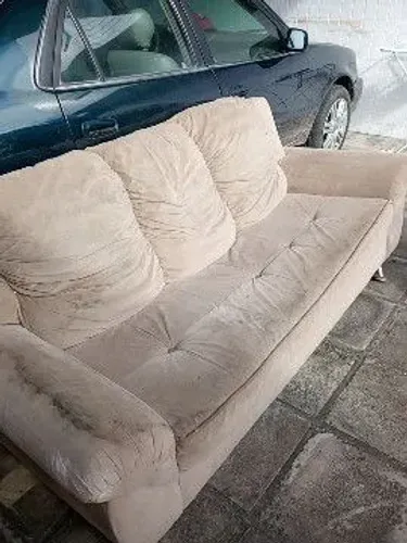 Sofá 3 lugares todo inteiro,precisa dos pés e de lavagem a seco.