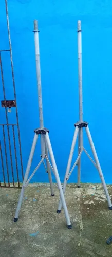 Pedestal tripé
