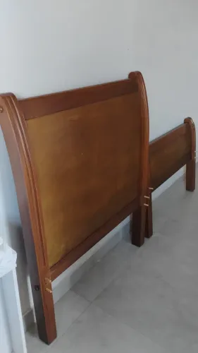 Cama de solteiro. Madeira maciça !