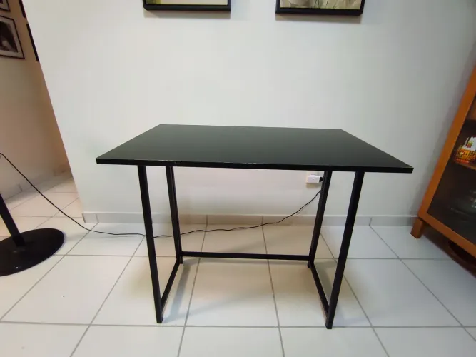 Vendo mesa dobrável escrivaninha para notebook, madeira e aço 