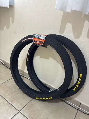 Pneu maxxix hook worm 