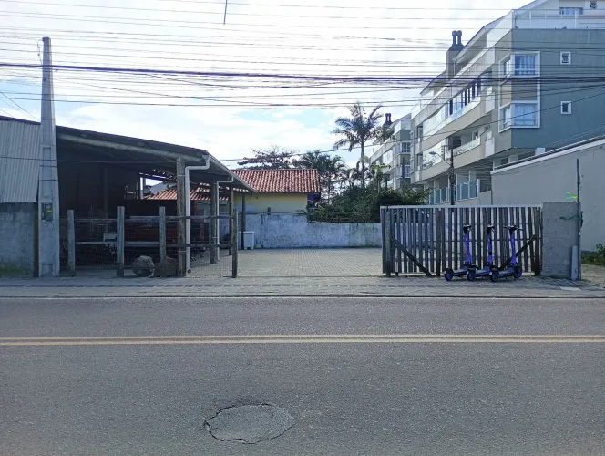 Terreno comercial com estacionamento.